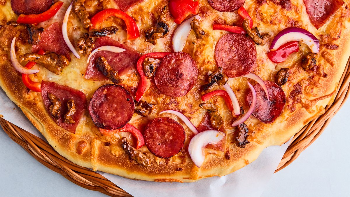 14. Trippel Spyd – Skinke, pepperoni, biff, løk og paprika.